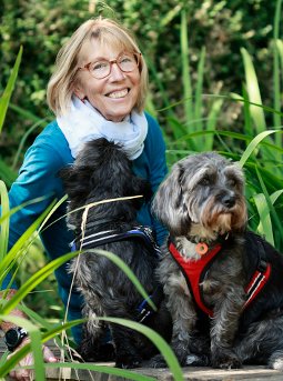 Margot Köhler mit ihren Hunden
